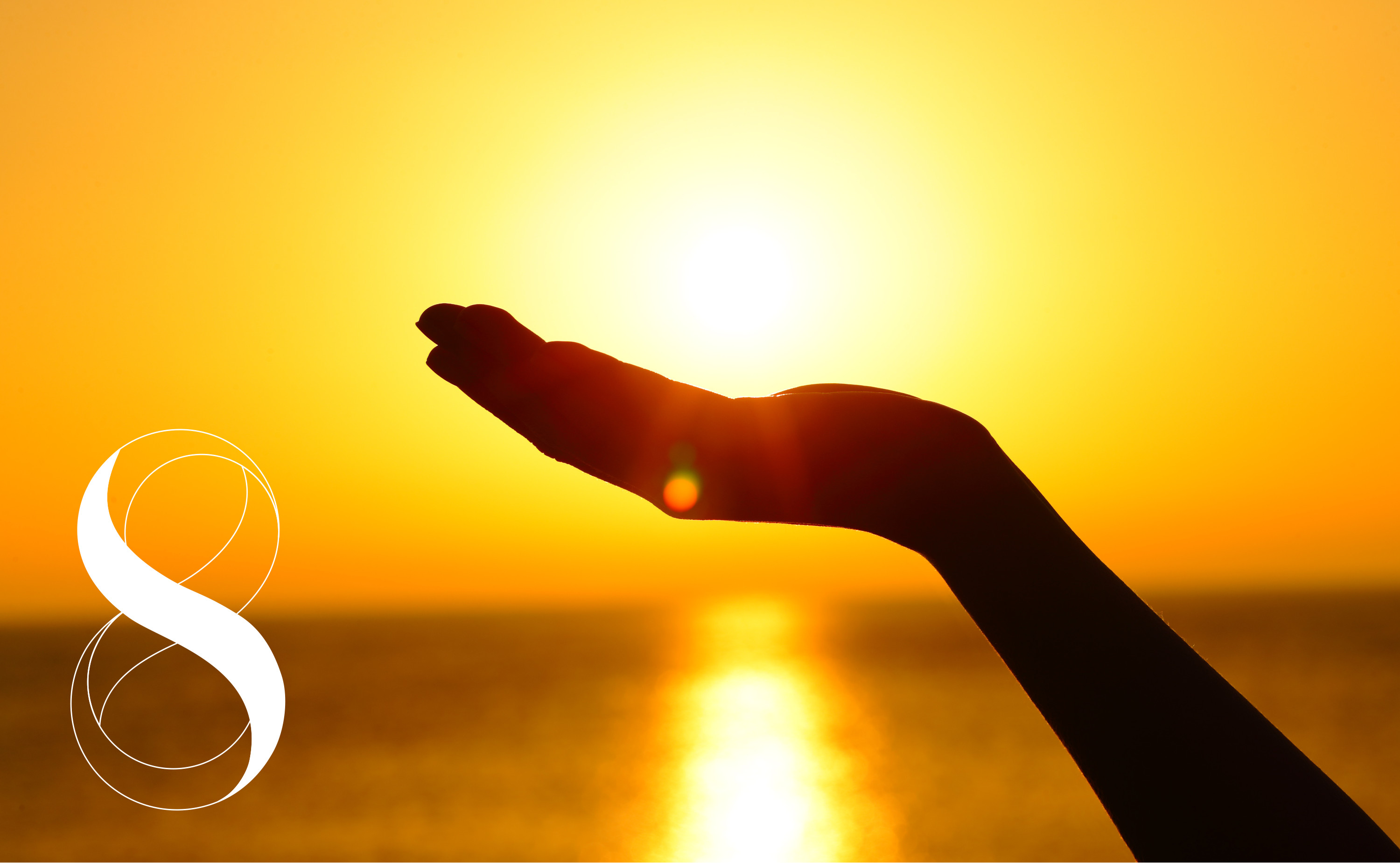 Eine Hand, welche die im Horizont des Meeres untergehende Sonne fängt, steht symbolisch für den Sonnenschutz von innen mit dem Antioxidans Astaxanthin.