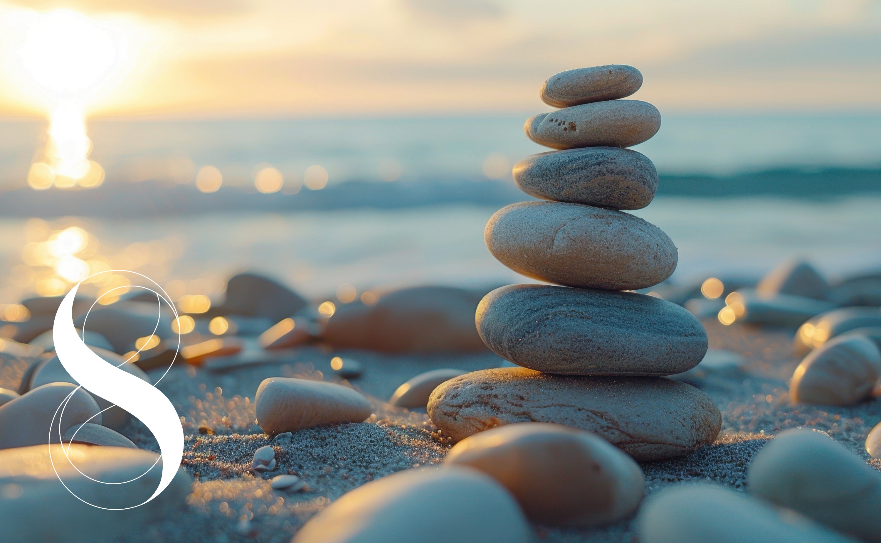6 Steine sind am Strand zu einem Steinmännchen übereinander gestapelt, im Hintergrund ist die untergehende Sonne am Meer. Ein Symbolfoto von LIFE LIGHT für Balance und Ausgleich mit natürlichen Methoden.