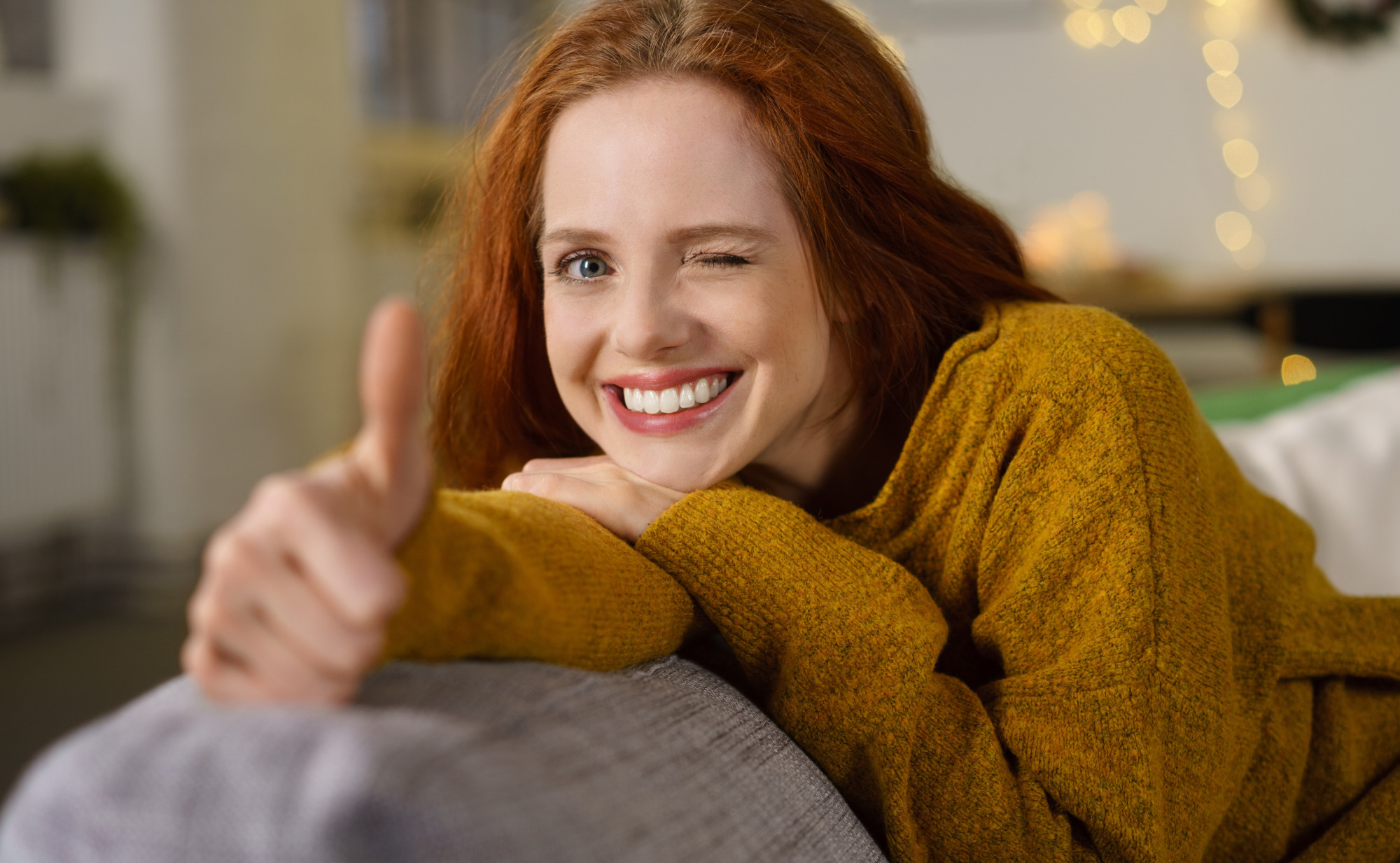 Frau hält die Hände auf dem Bauch in Herzform