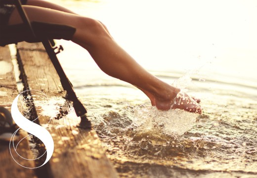 Leichte Beine statt Schwellungen – so wirkst du Wassereinlagerungen entgegen